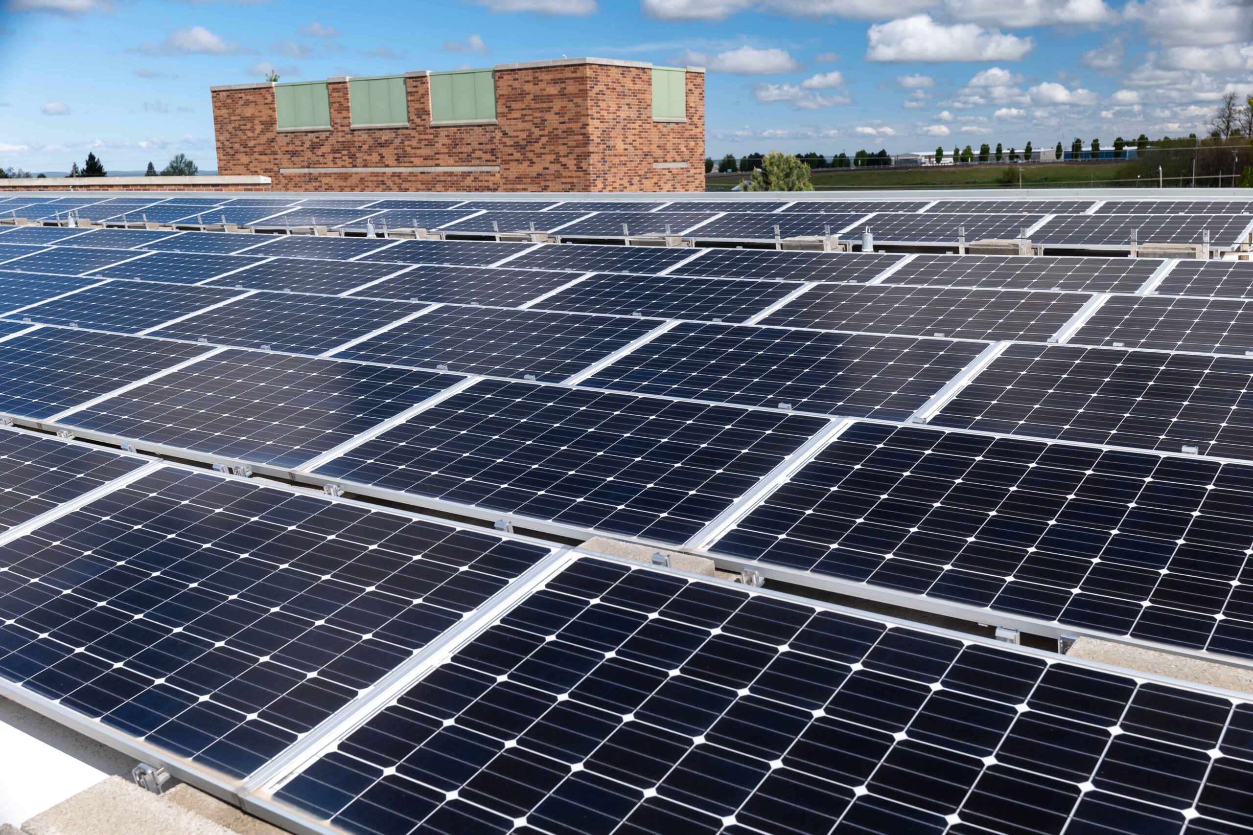 Große Solaranlage auf einer Industrie-Dachfläche