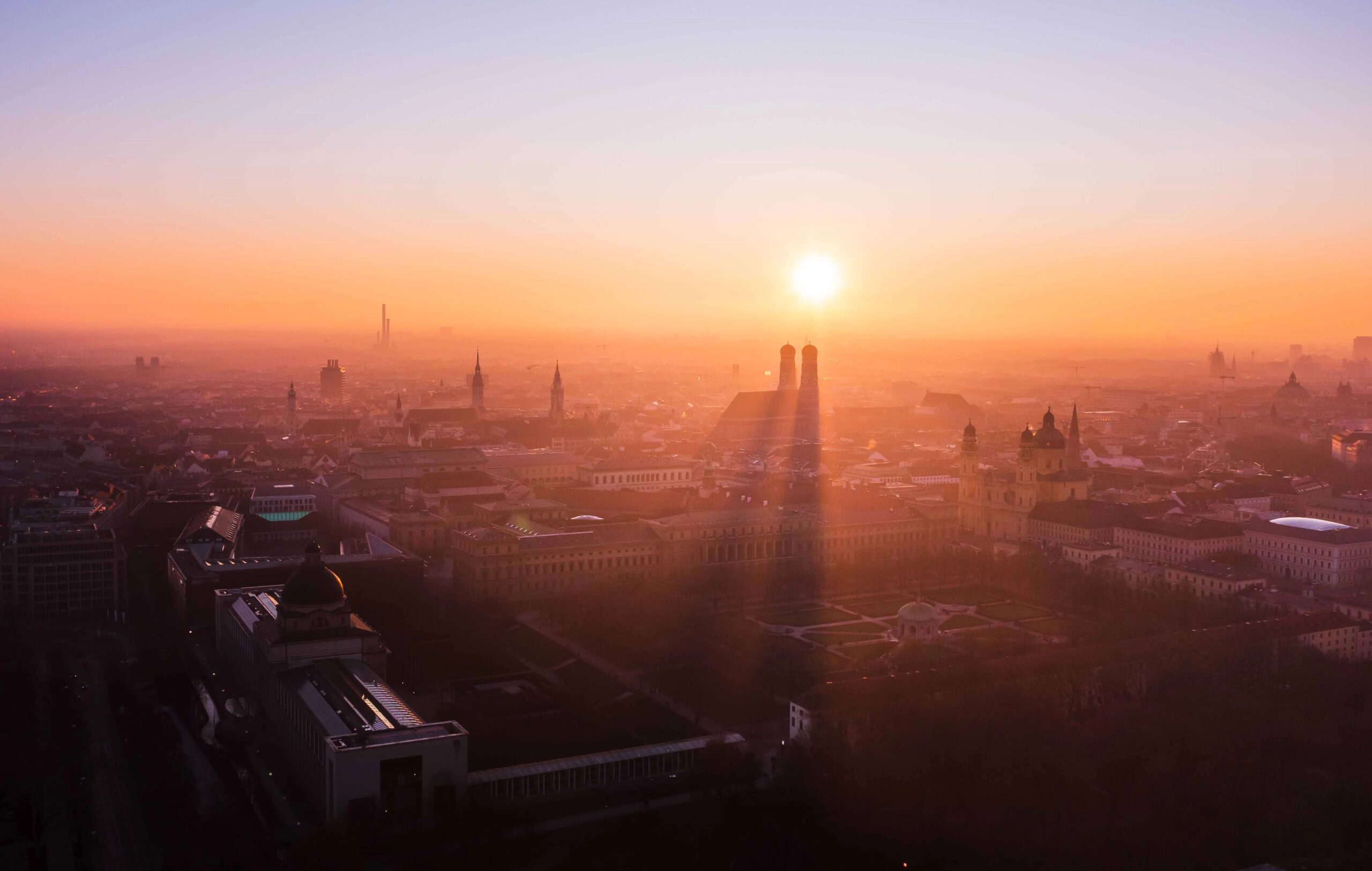 Ausblick auf München von oben im Sonnenuntergang