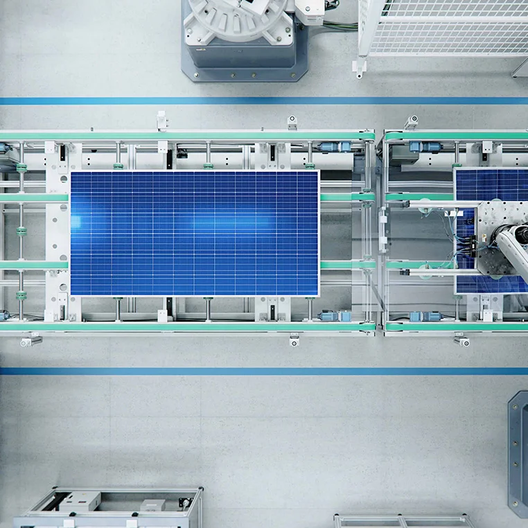 Automatische Fertigung von Solarmodulen durch einen Roboter in einer Fabrik